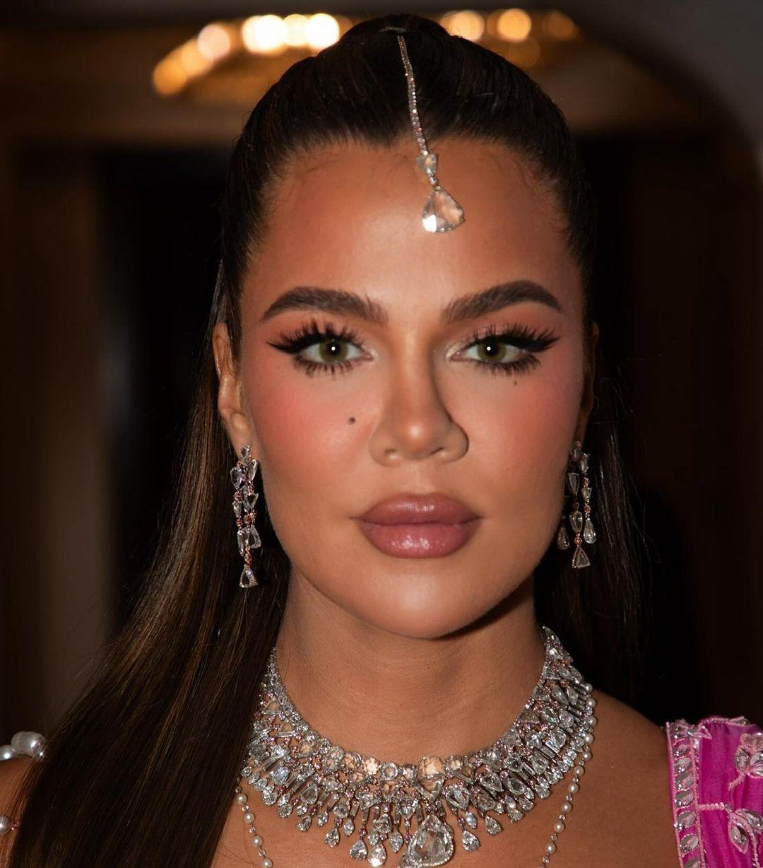 With minimal makeup and intricate jewellery, including a necklace, earrings, and maang tikka, Khloe slayed