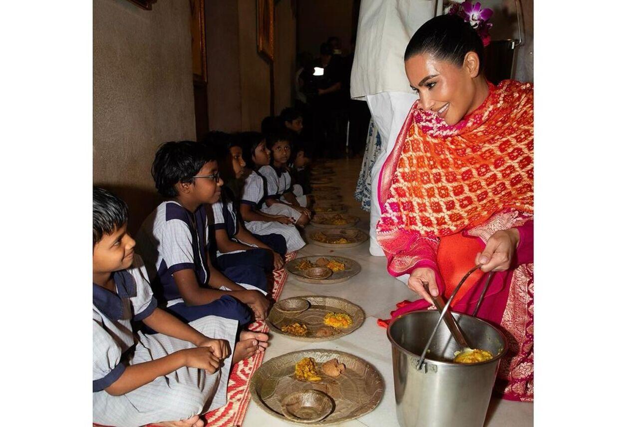 Kim was all smiles while serving khichdi and other delicacies to the children, who sat in the temple’s hallway in an organized manner