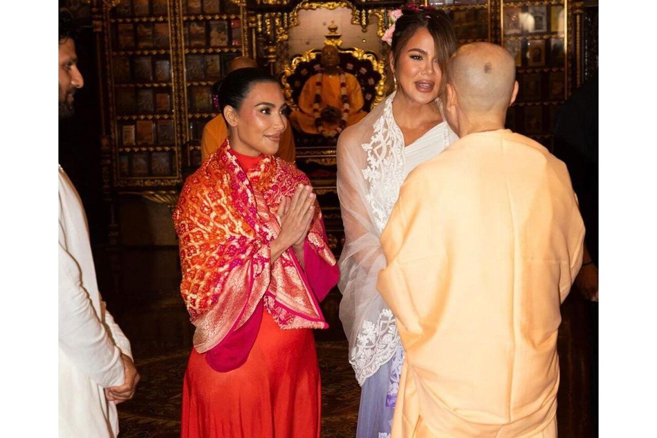 The sisters were seen meeting the pandit ji at the temple