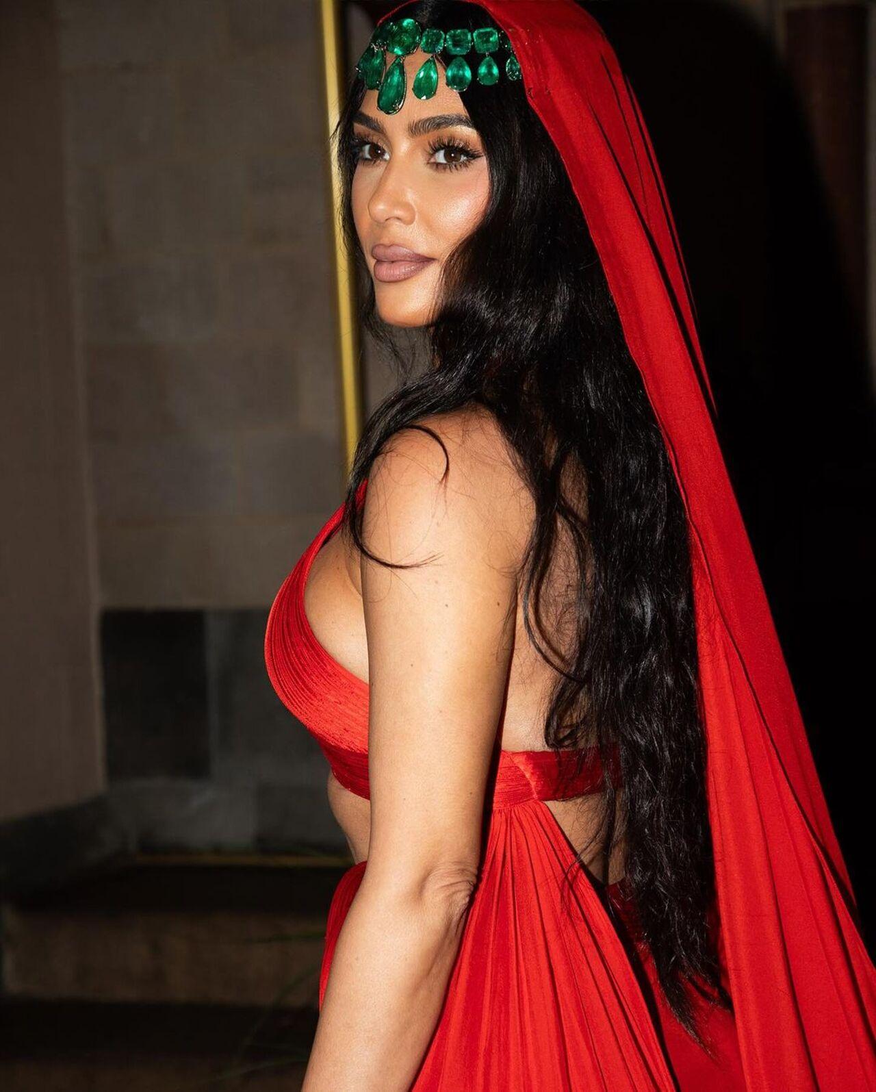 The veil on her head gave the outfit a touch of ethnicity, and why lie, we love it