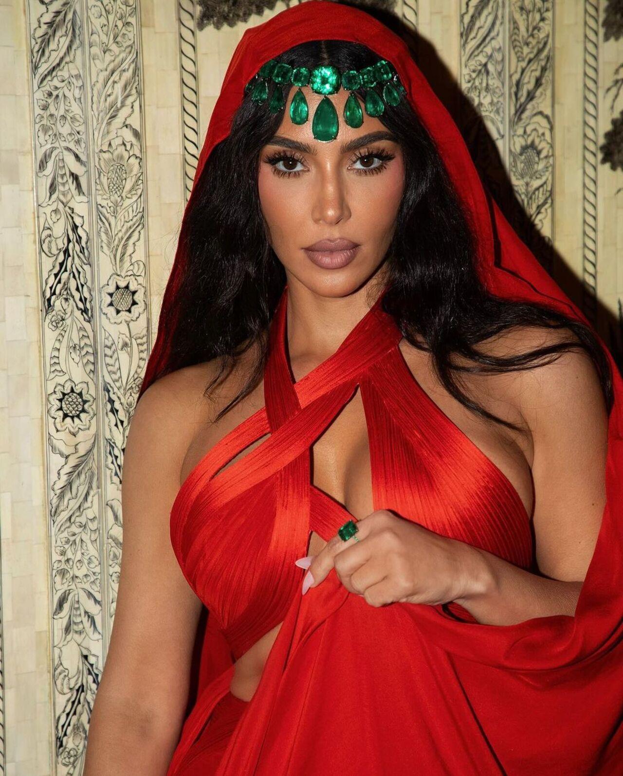 The stunning emerald headpiece by Lorraine Schwartz perfectly matched the glamorous vibe of Kim