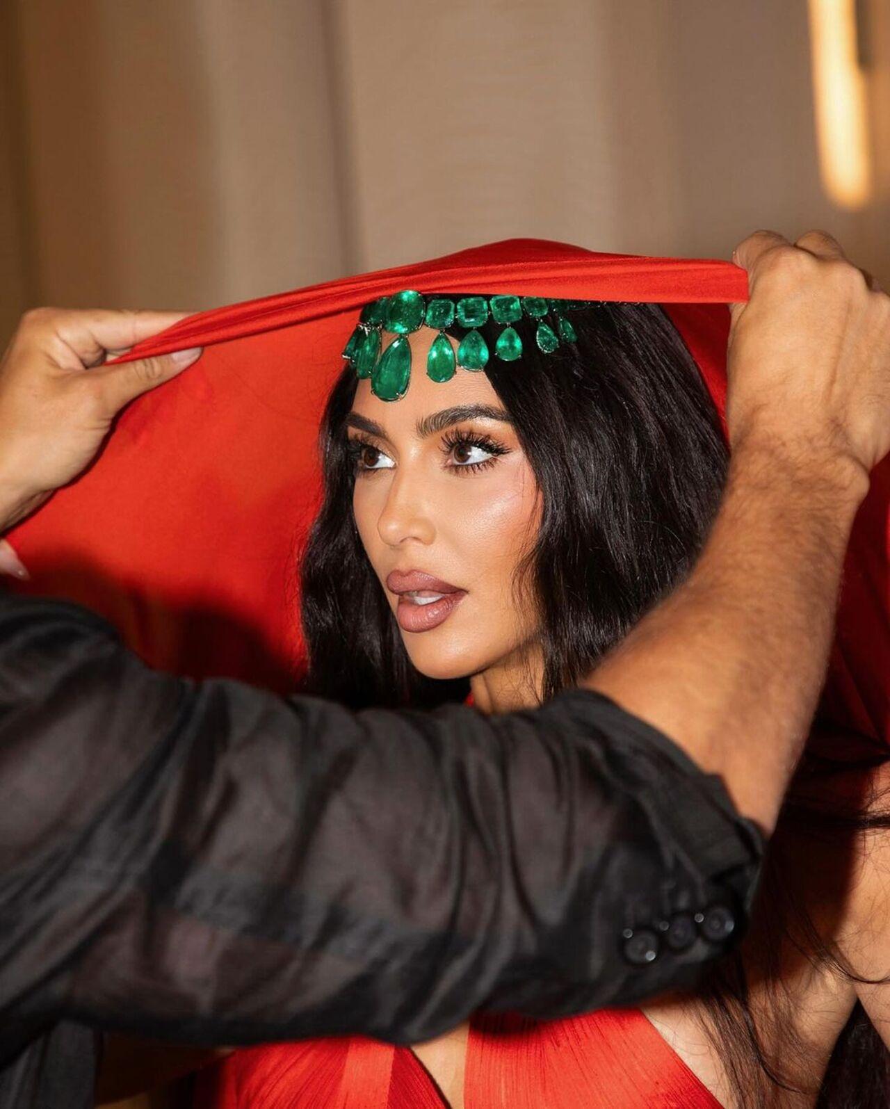 Establishing a perfect contrast with her outfit, Kim styled the stunning Gaurav Gupta outfit with green jewellery
