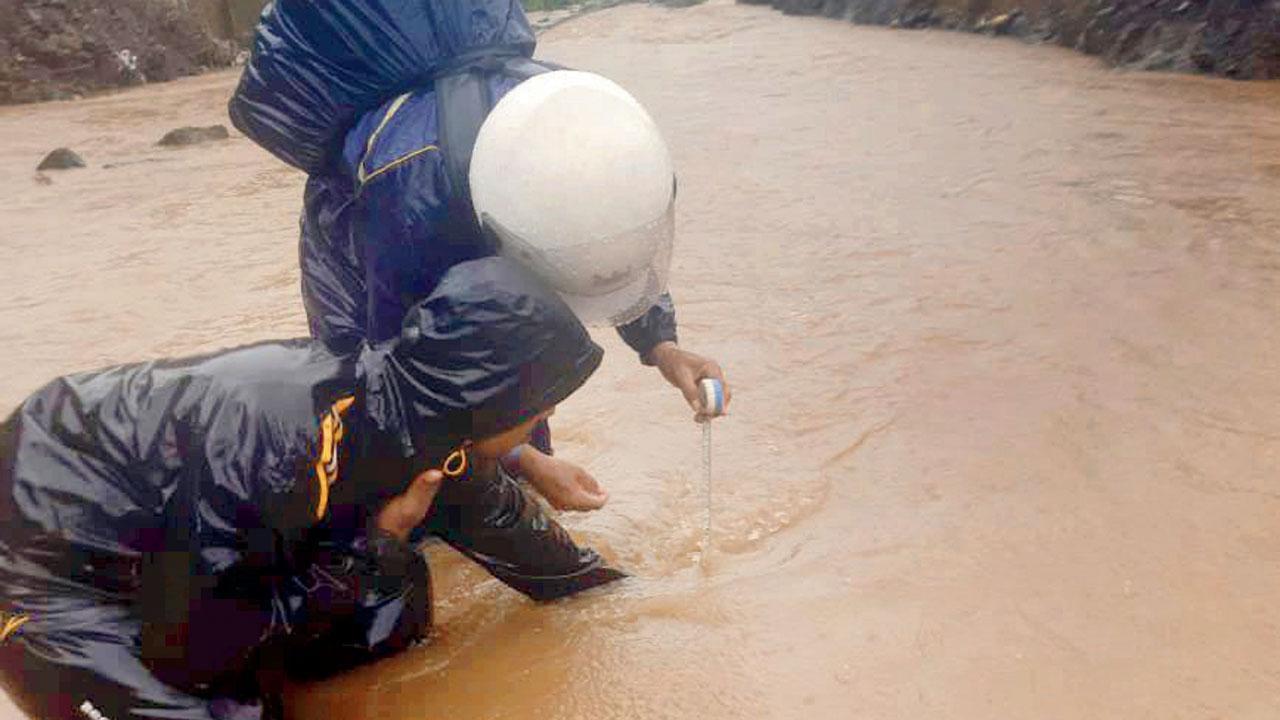 Mumbai: 3 injured in Kurla house collapse