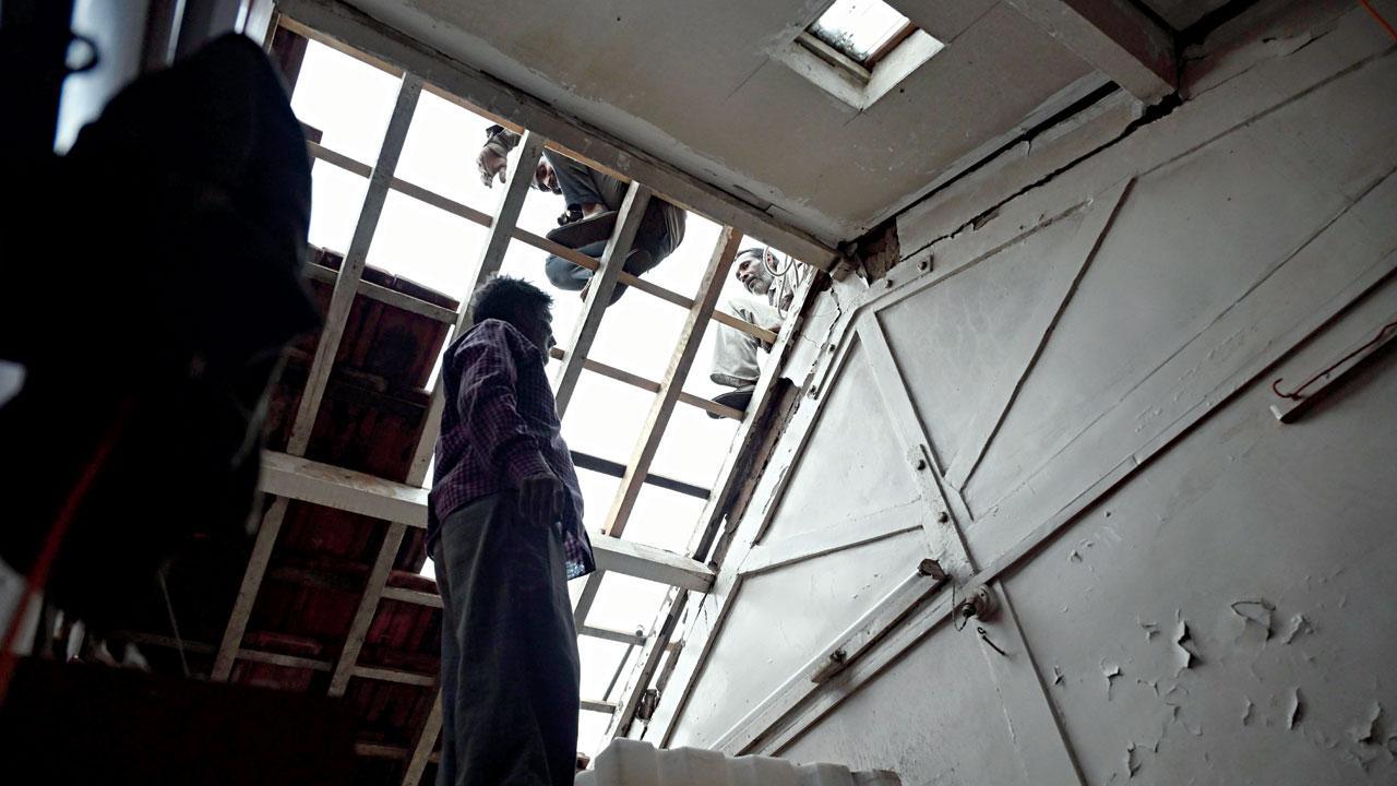 Mumbai: Fire breaks out in Lalbaug building; neighbours rescue woman, 2 kids