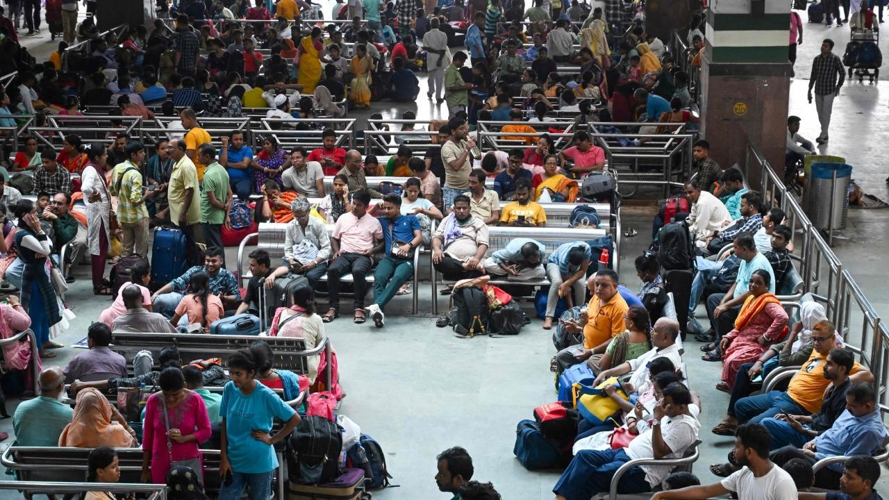 IN PHOTOS: Trains cancelled post Howrah-Mumbai mail accident, commuters stranded