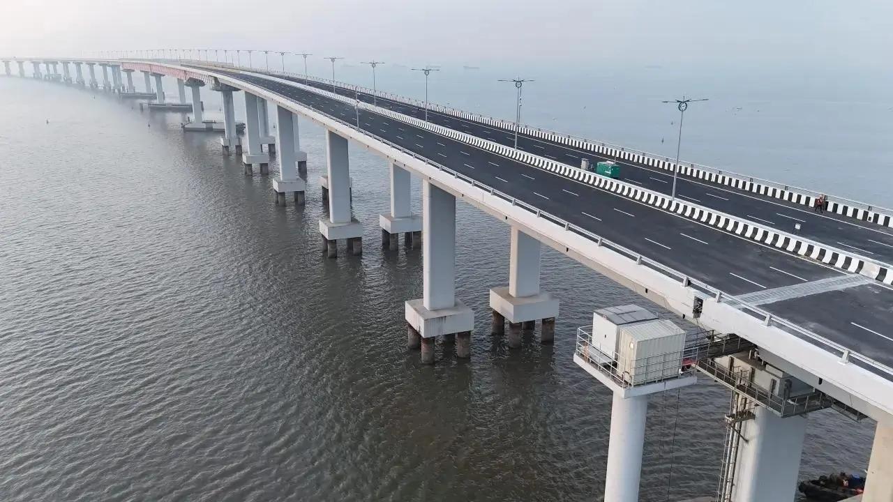 Mumbai: Engineer jumps into sea from Atal Setu bridge, search on