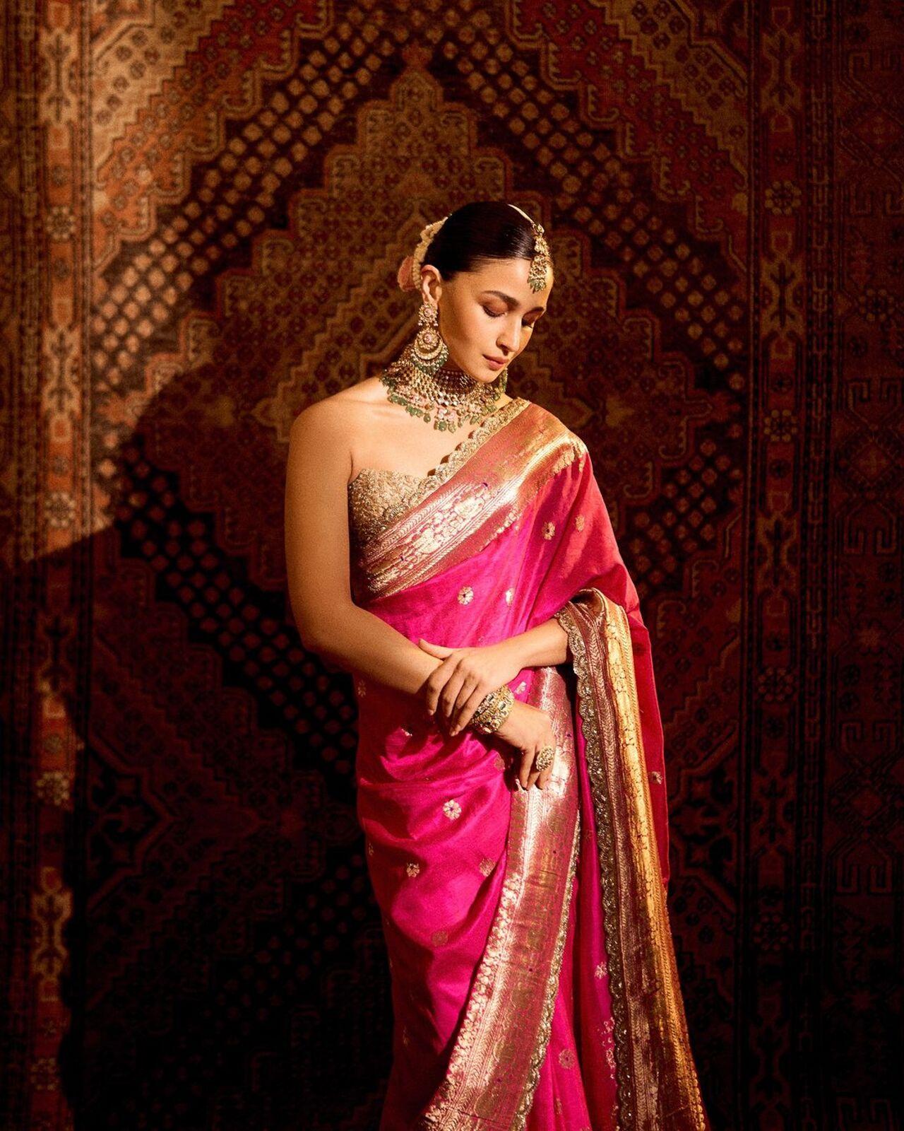 For the jewellery, Alia decided to leave no stone unturned. She wore a stunning golden maangtika with a huge necklace and big earrings