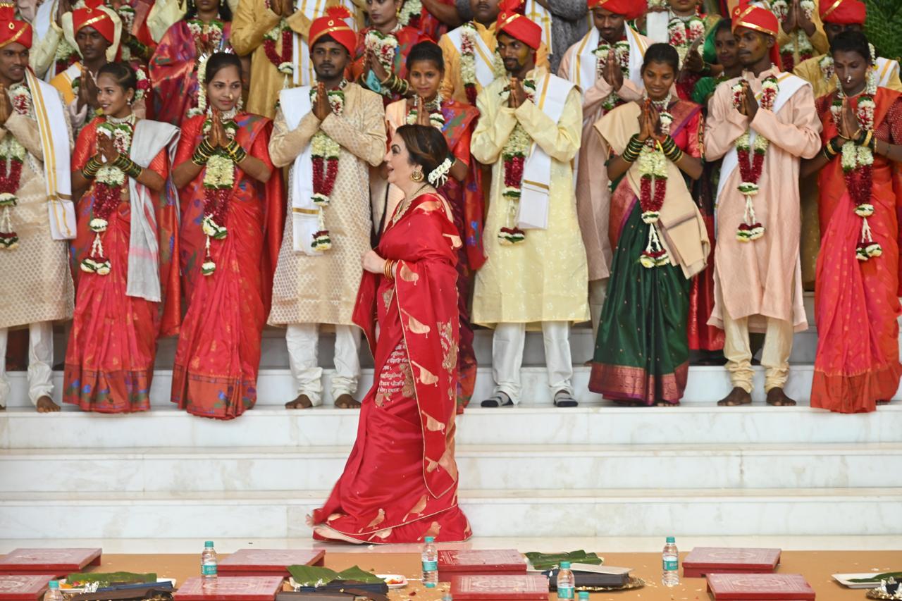 Each couple was presented with gold and silver ornaments, as well as a cheque of Rs. 1.01 Lakh as their 'streedhan'