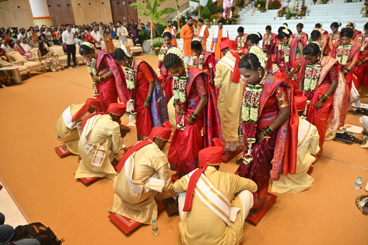 A traditional Tarpa Dance performance by the Warli Tribe was organised as part of the wedding celebration