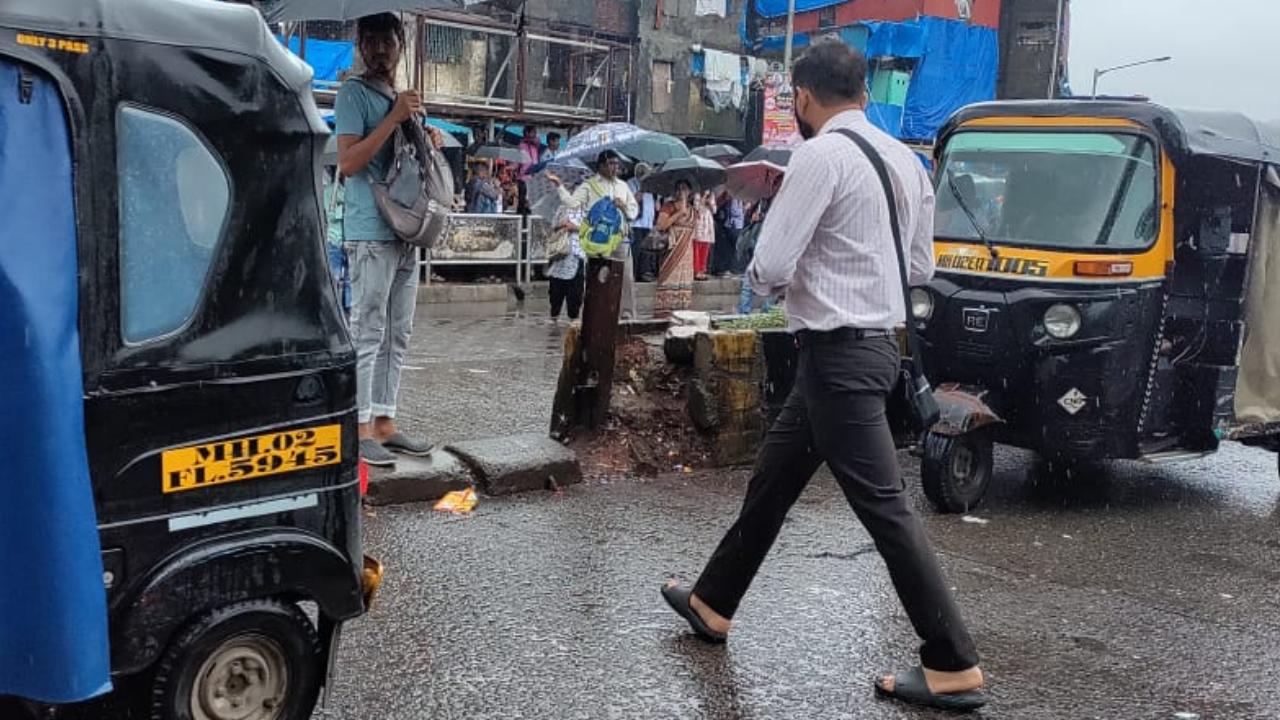 The access is a stark contrast to its western sister, known as the ‘Queen of Suburbs’. Unfortunately, ever since Bandra East has developed into a business district extending to Bandra Kurla Complex, it makes travel stressful as people run helter-skelter on the narrow roads.