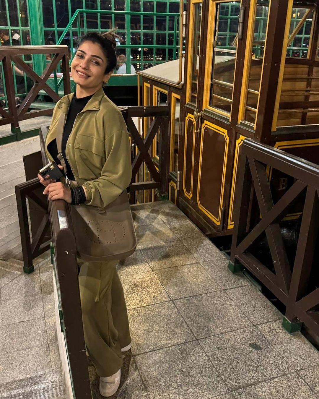 This picture shows us how, after a long day, no one cares about their makeup and hair, as Raveena posed for a picture with her hair tied in a bun and forgoing makeup