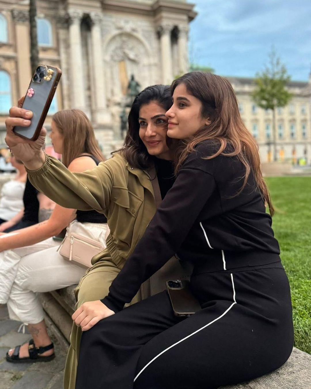 This mother-daughter selfie time has our heart