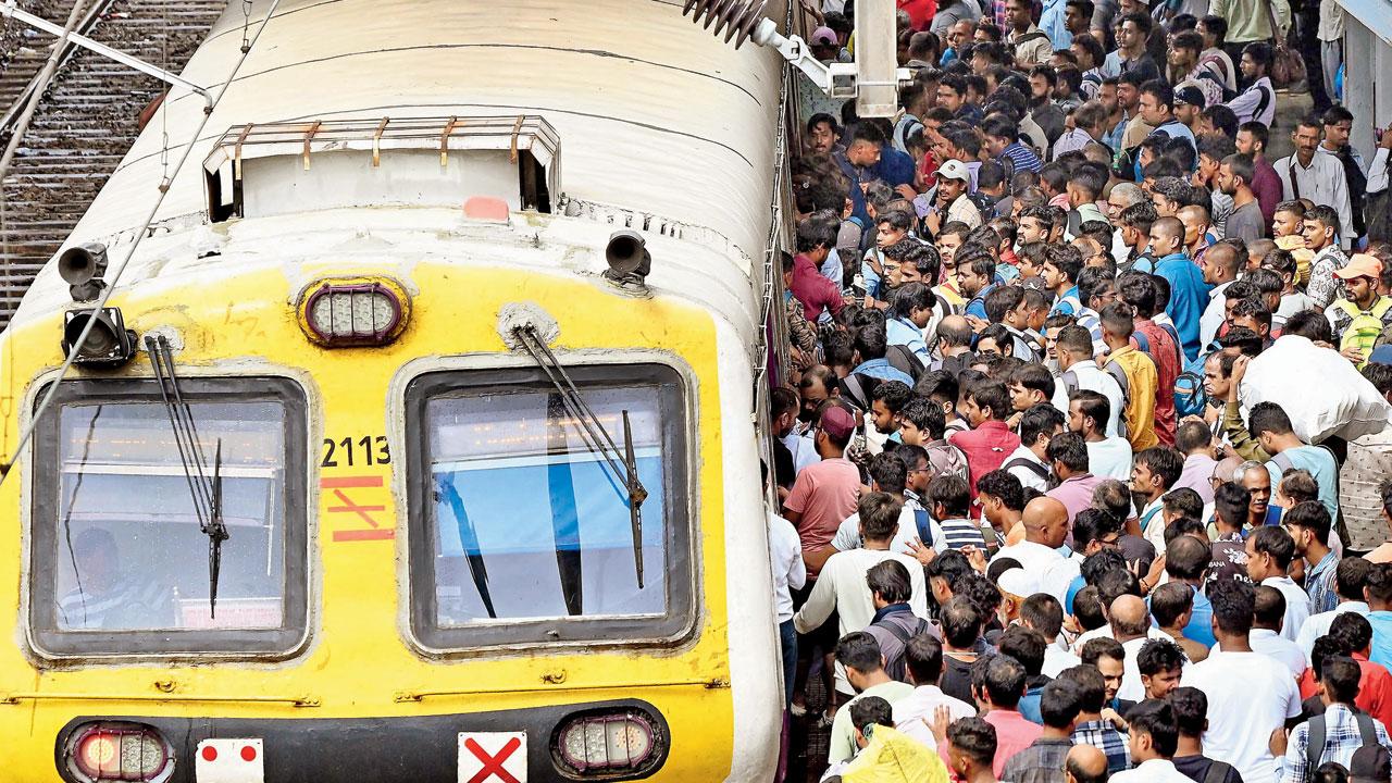 Chaos unfolds at Kurla station due to disruptions on Central Railway on Monday. Pic/Sayyed Sameer Abedi