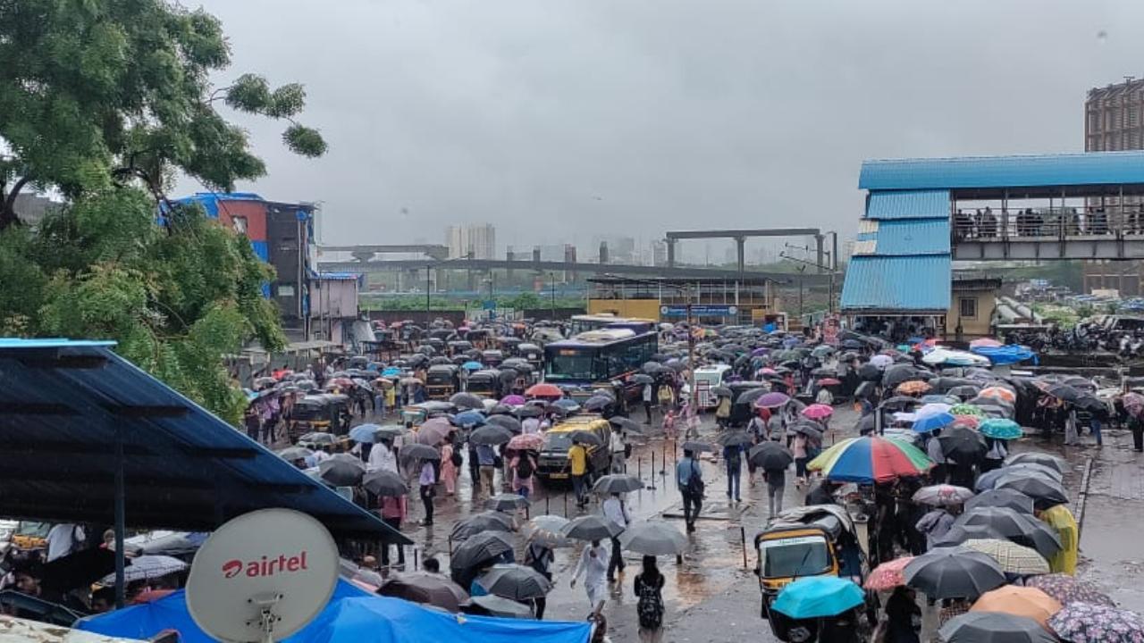 Auto-rickshaw chaos at Bandra station: Who will address daily struggles of Mumbai commuters? 