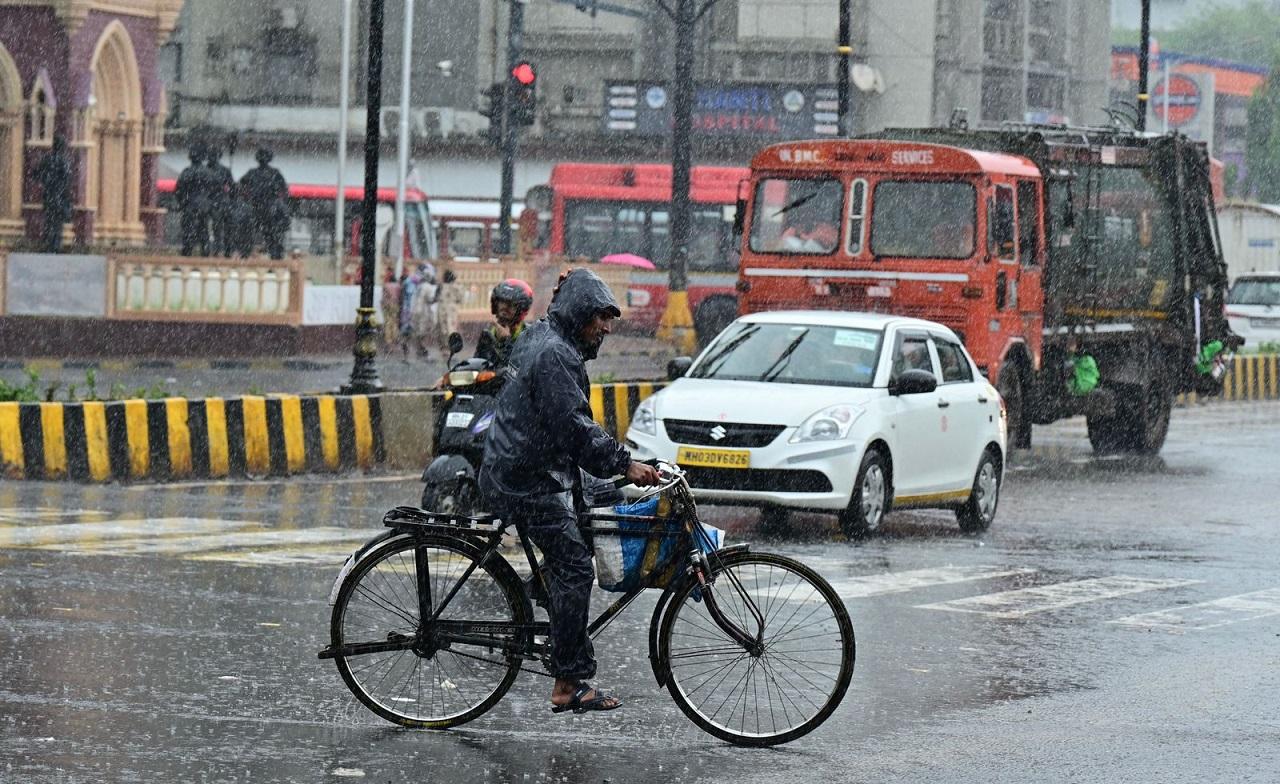 A red alert indicates heavy to extremely heavy rain of over 20 cm in 24 hours, while an orange alert means very heavy rain of 11 cm to 20 cm