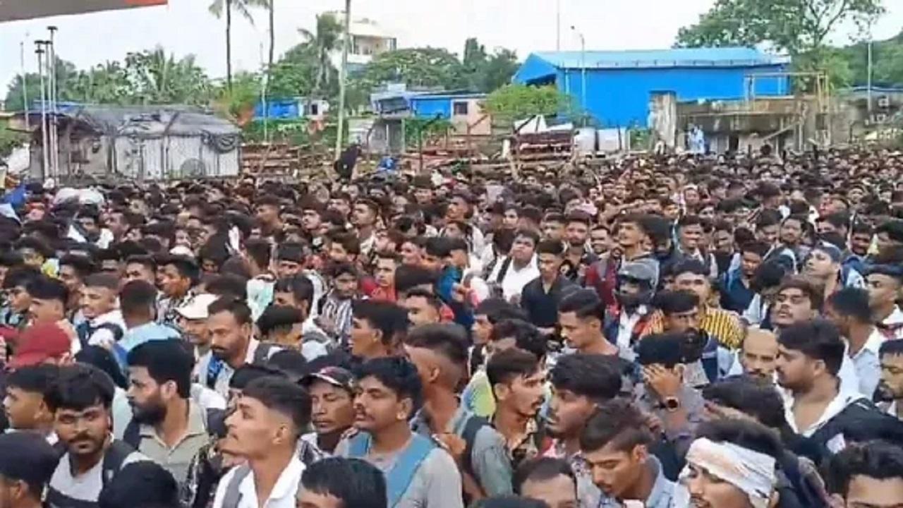 Stampede-like situation job seekers turn up for walk-in interview in Mumbai