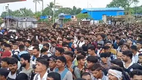 Mumbai: Stampede-like situation near airport as thousands turn up for loaders' job