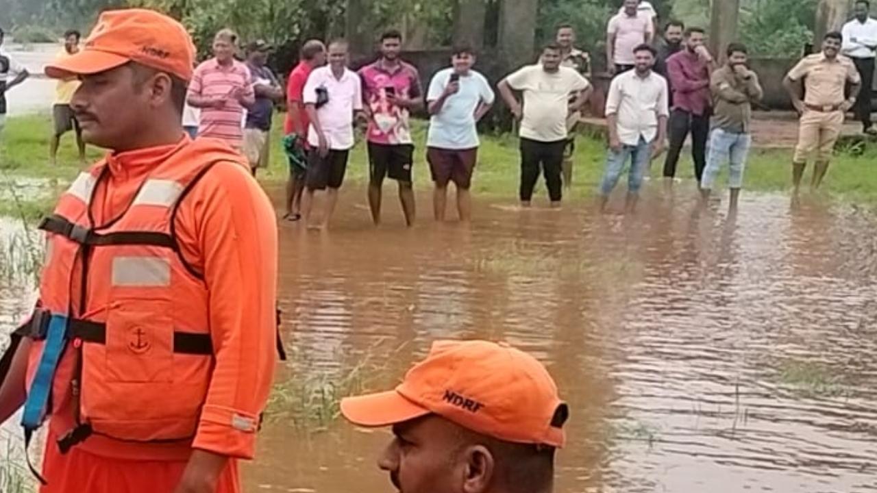 16 villagers were rescued by the NDRF and firefighters in Palghar district of Maharashtra. Pics/NDRF