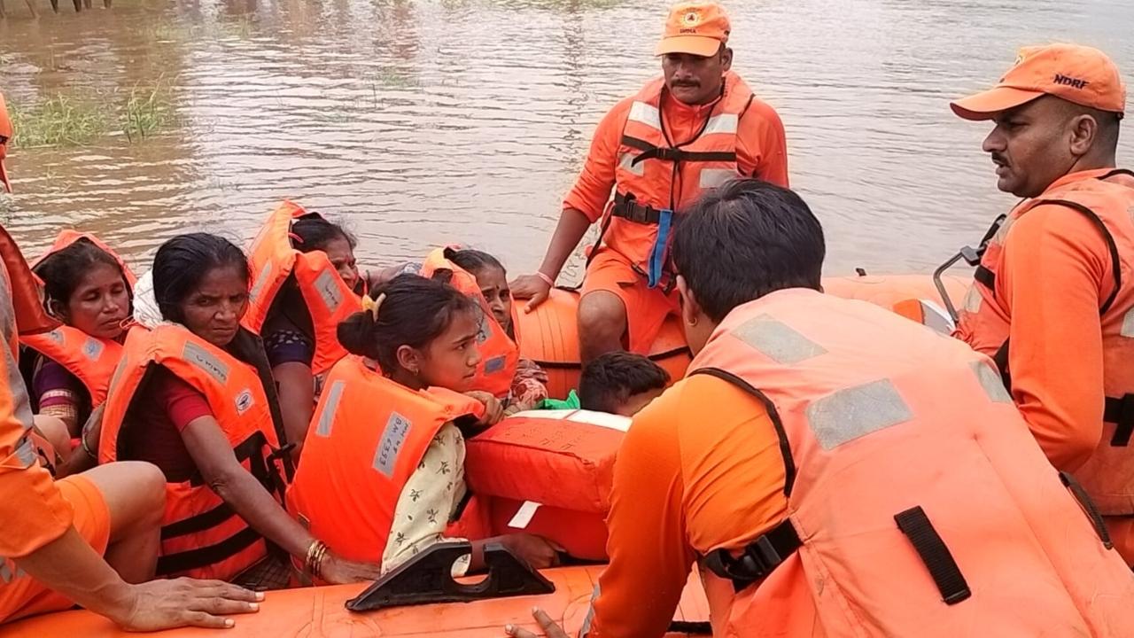 Meanwhile, a group of villagers from Chalispada of Saiwan in Vasai, who were working on their farms, got stranded when the area was flooded after water levels rose in the nearby Tansa Lake, said Vivekanand Kadam, chief of the district disaster management cell