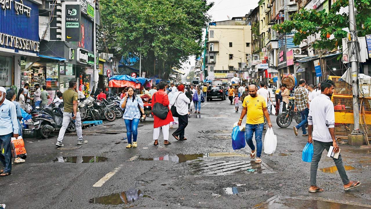Crawford Market wears a relatively empty look on Monday evening following the eviction of hawkers. Pics/Ashish Raje
