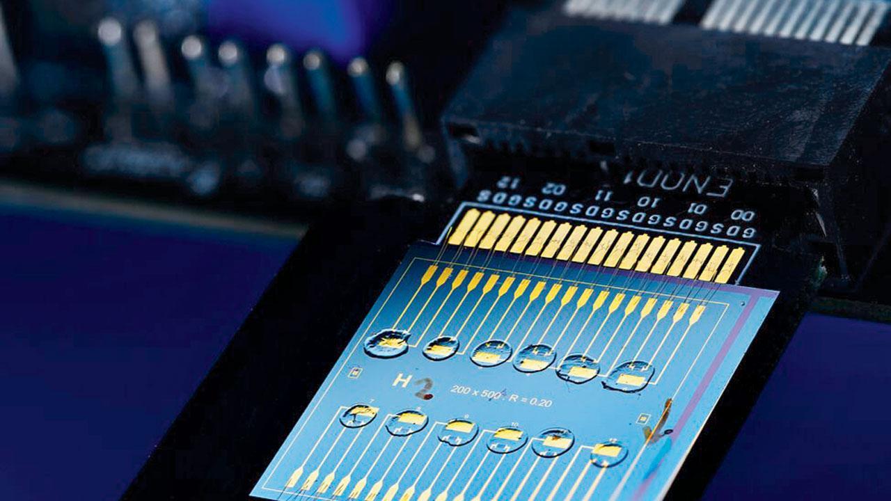 Real-time neural network training on chip