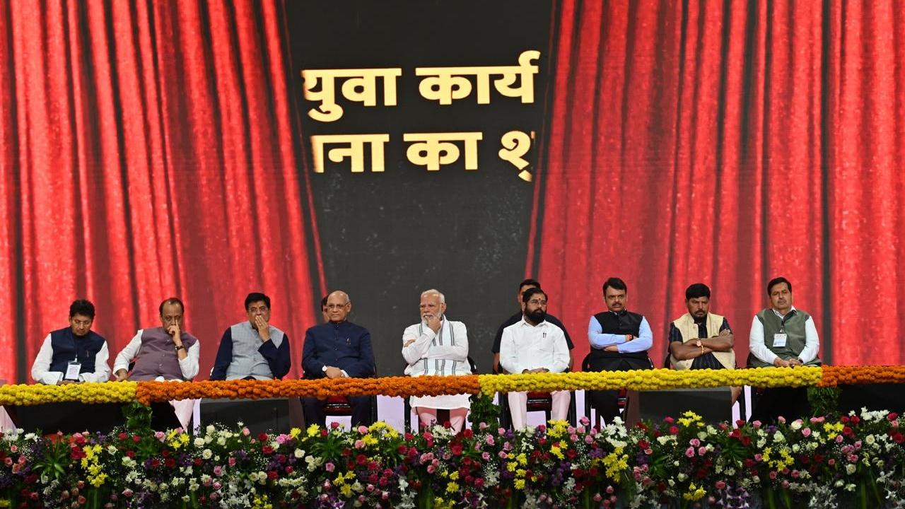 PM Modi dedicated to the nation the New Platforms at Lokmanya Tilak Terminus and Extension of Platform no. 10 & 11 at Chhatrapati Shivaji Maharaj Terminus Station. The new longer platforms at Lokmanya Tilak Terminus can accommodate longer trains, allowing for more passengers per train and improving the station’s capacity to handle increased traffic