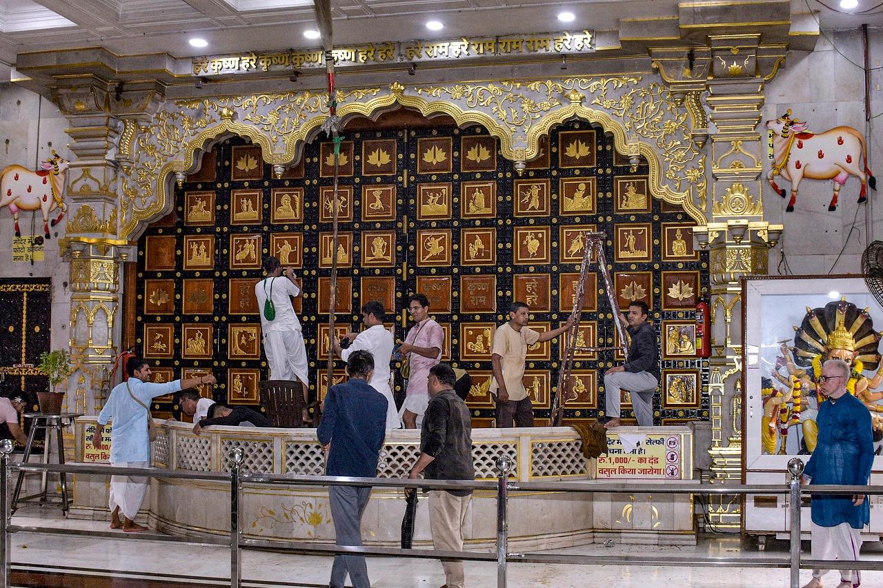 Amid 'Jai Jagannath' chants, sounds of gongs, conches and cymbals reverberated through the air at Lion's Gate of the Puri temple as Lord Sudarshan was first escorted to Darpadalan, the chariot of Devi Subhadra, as 'Pahandi' began around 11.15 am