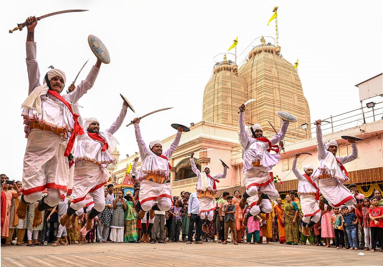 Descending from the 'Ratna Sinhasana', the bejewelled throne, the three deities were taken out of the temple down the 22 steps known as 'Baisi Pahacha' through the Lion's Gate
