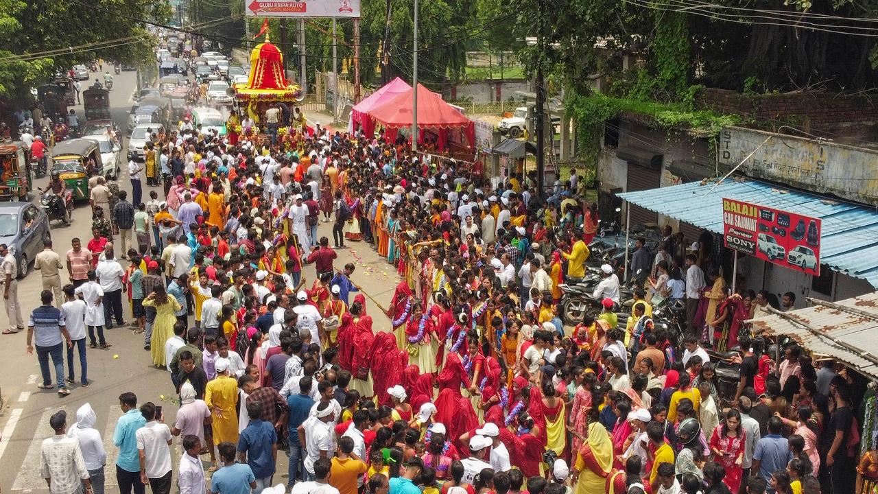 After completion of the Pahandi ritual, Puri Shankaracharya Nischalananda Saraswati will pay obeisance to the holy trinity on their chariots. Union minister Dharmendra Pradhan and several state ministers paid a visit to the Shankaracharya