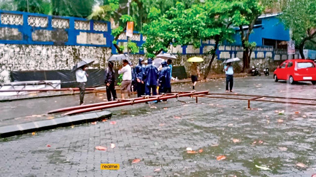 Mumbai: Political hoarding collapses in Hiranandani; BMC disputes claims