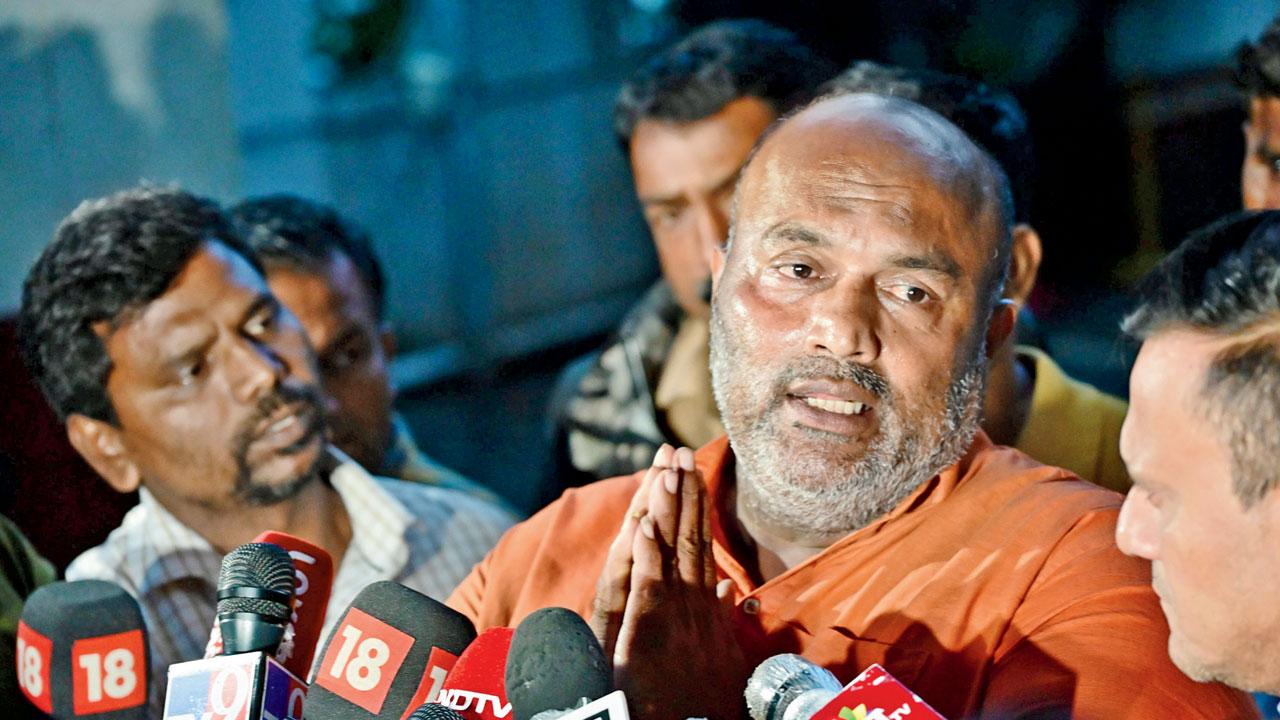 Pradeep Nakhwa, the husband of the deceased, addresses the media at the Worli police station, on July 9. Pics/Shadab Khan