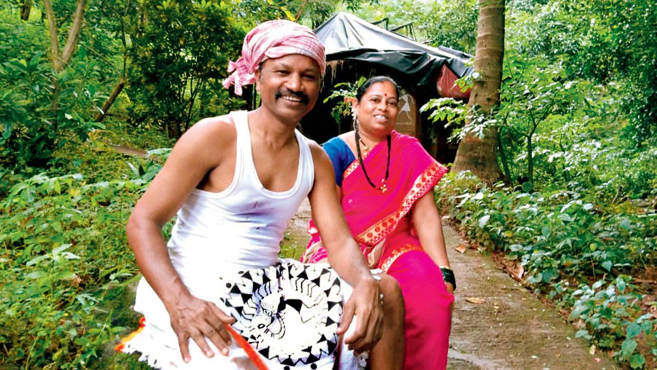 Prakash Bhoir with a pot adorned with Warli art in Kelti Pada, Aarey 