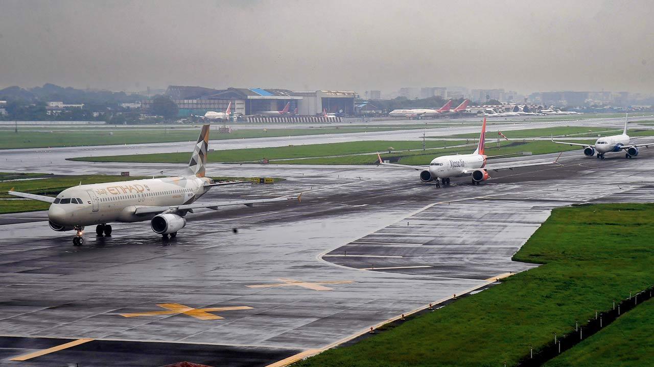 Mumbai: Rain disrupts flight schedules