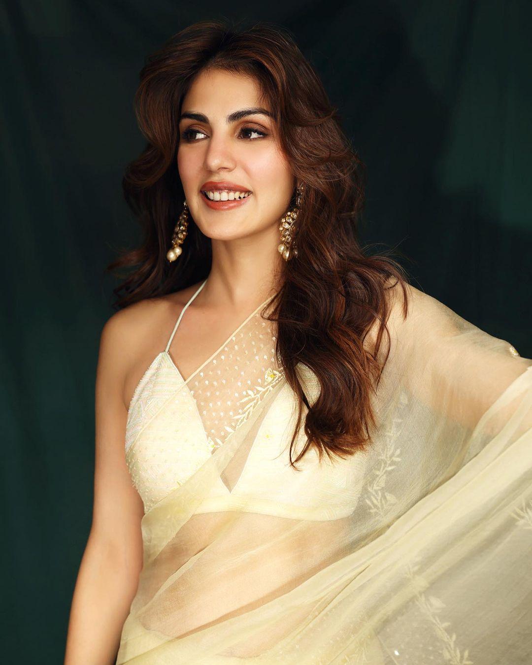 She left her hair open in soft curls and wore minimal makeup. For jewellery, she styled herself with long earrings and multiple bangles