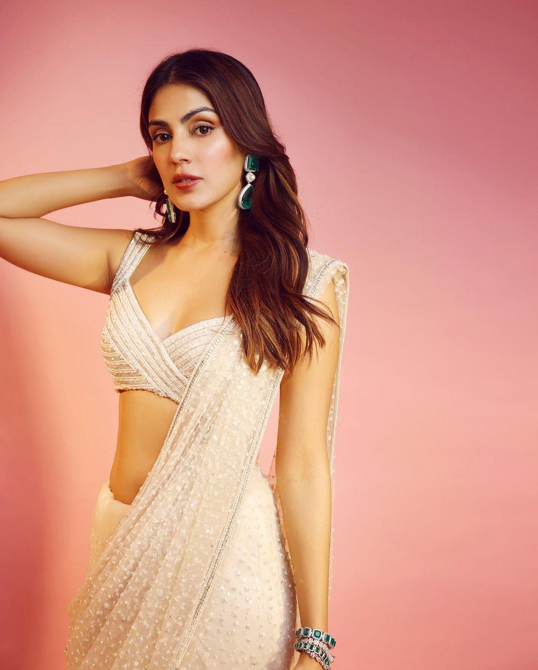 The actress established a perfect contrast and paired her simple white saree with stylish green jewellery. The simple bangles and those green earrings caught our attention