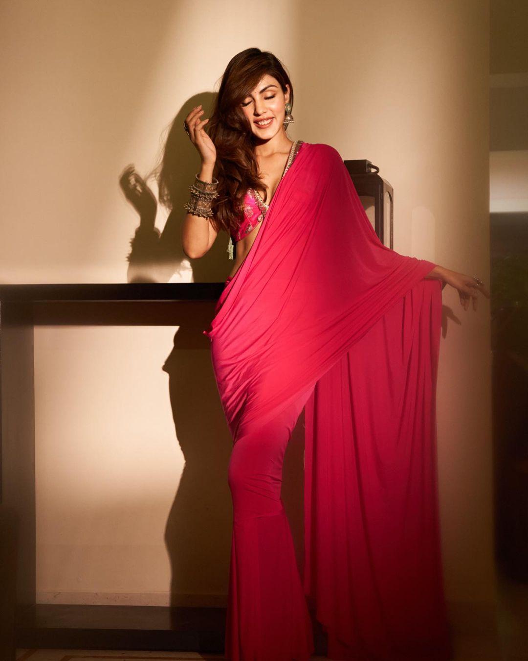 Veere di wedding time? Get your ethnic shoes ready and drape yourself in a beautiful saree just like Rhea did