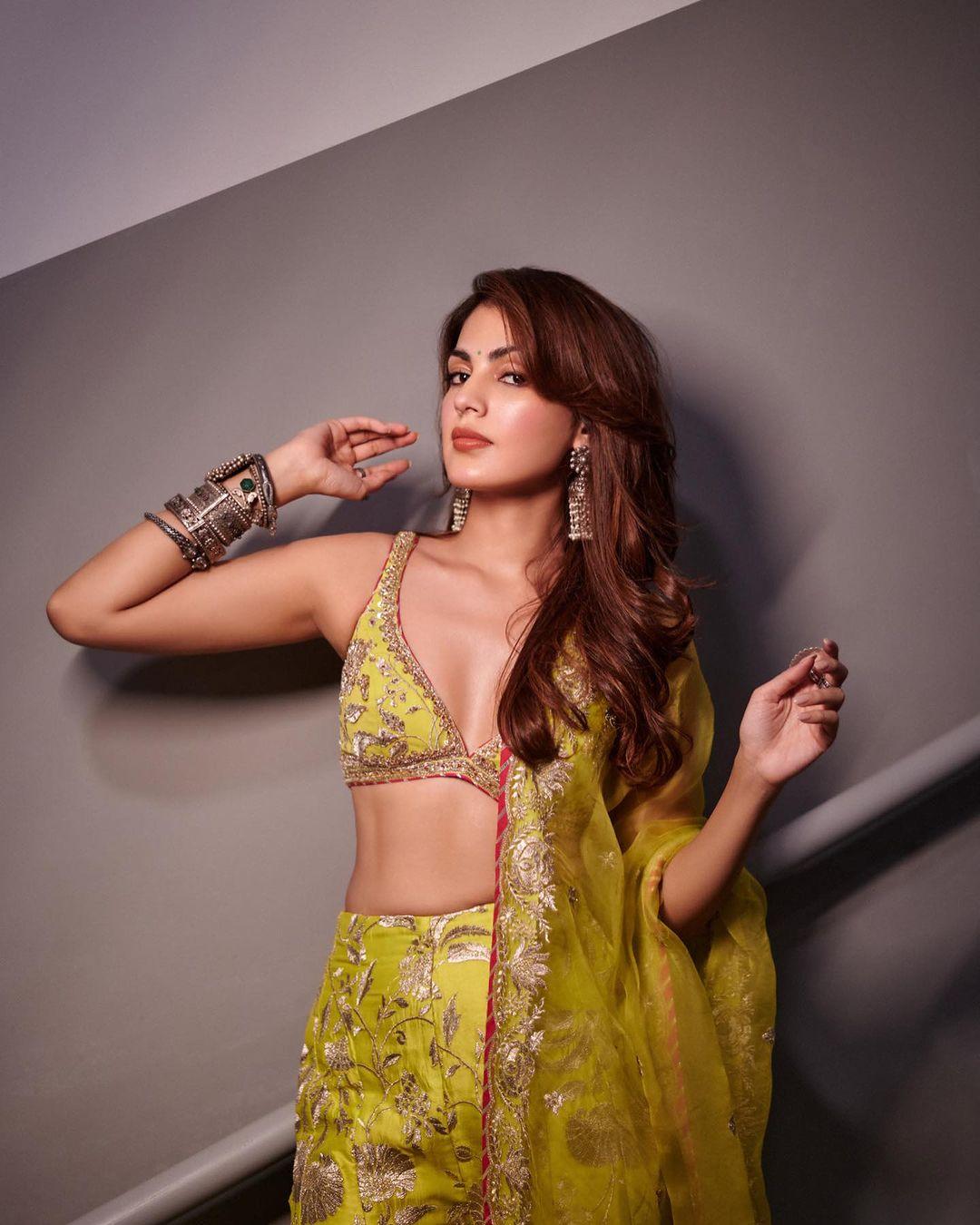The actress wore big jhumkas and other jewellery pieces that made her look like a queen