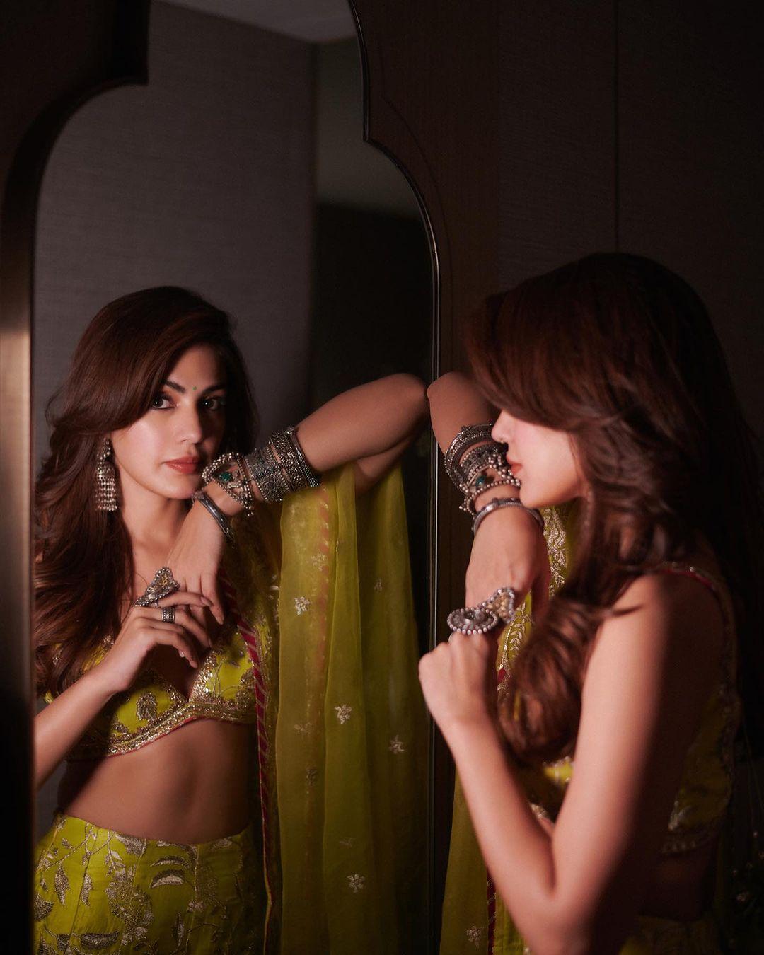 For girls who like to keep it simple and don't want to wear a saree, this outfit is a must-have
