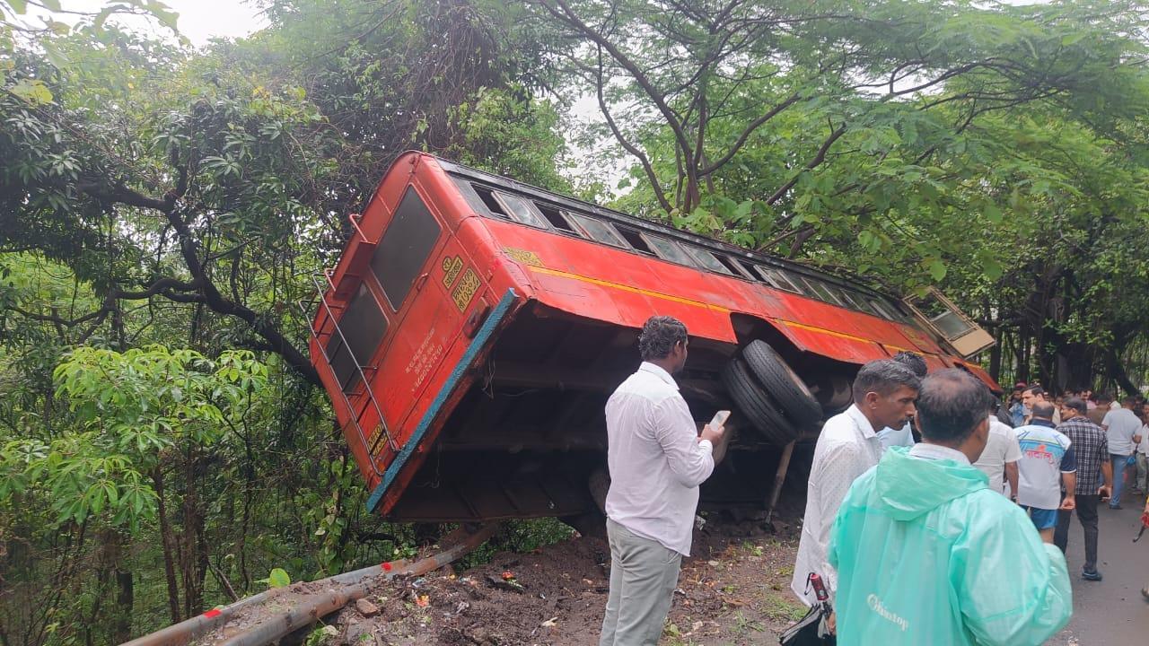 Maharashtra: Three persons injured as bus overturns in Raigad