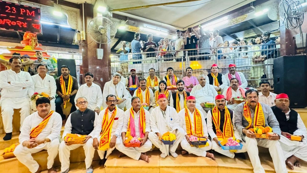 Samajwadi Party leaders were welcomed by the Siddhivinayak Temple trustee Rajaram Deshmukh. Pics/Shree Siddhivinayak Temple Trust