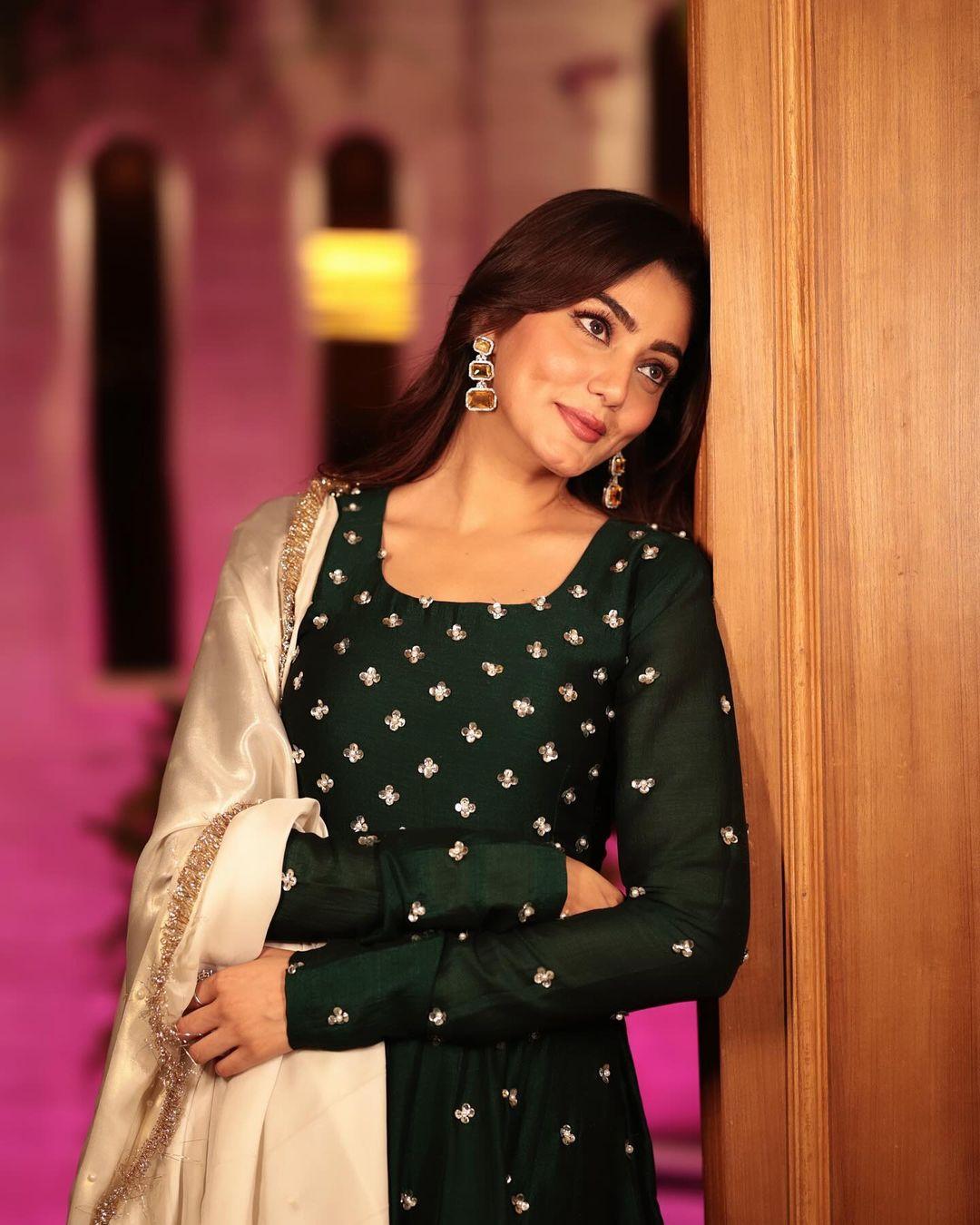 In this look, Sana wore a black suit with golden designs on it. The actress paired her dress with a golden dupatta. 