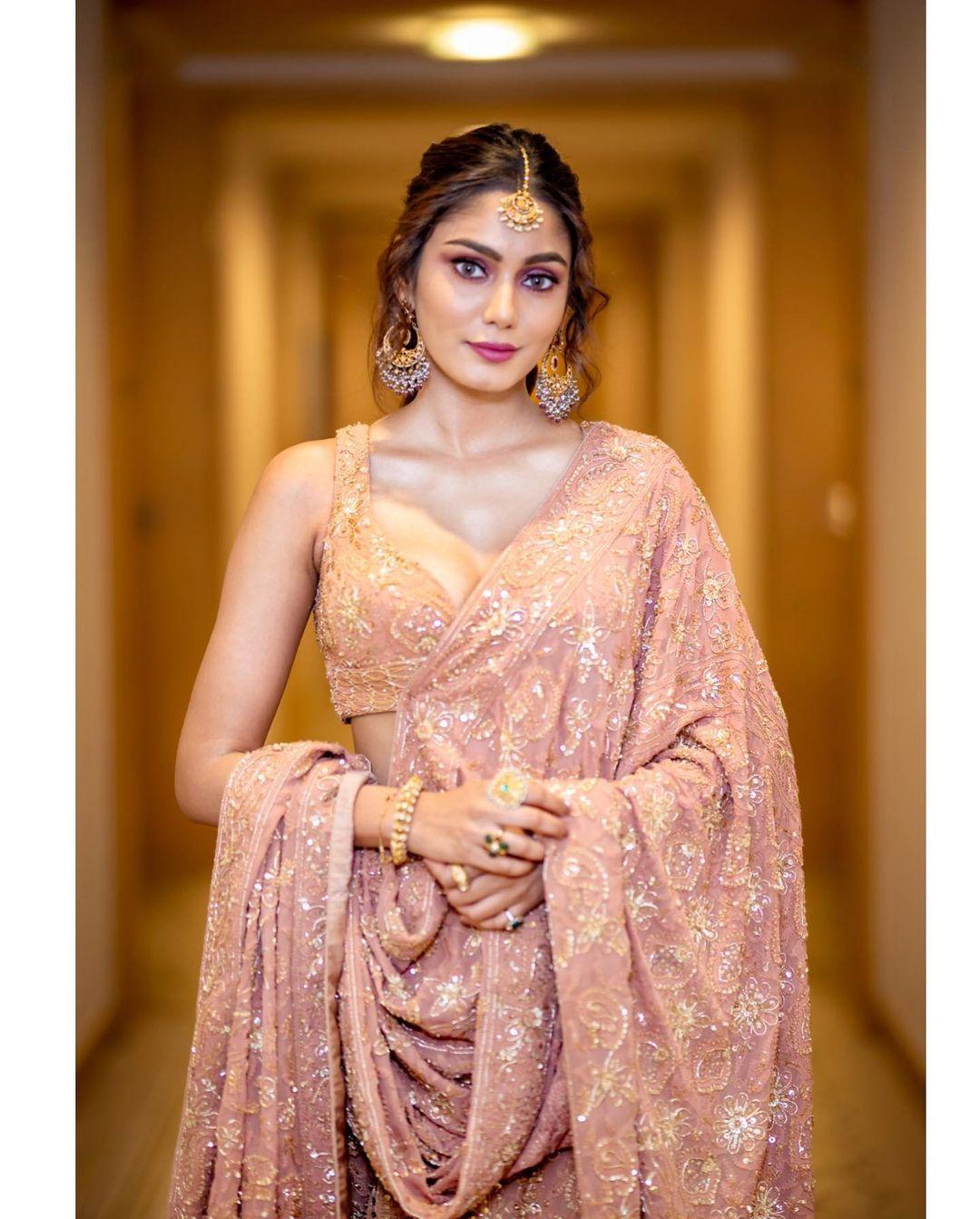 In this appearance, Sana Makbul wore a heavy lehenga and paired it with a matching strappy blouse and dupatta, which can be a perfect look if you haven't decided on an outfit for your friend's wedding