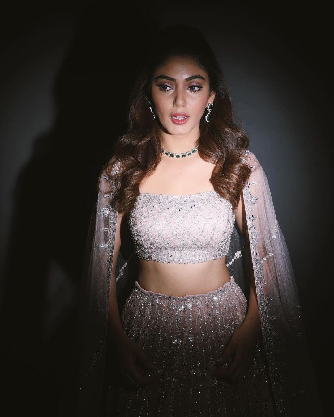Searching for a wedding reception look? This one will be a perfect fit. The actress left her hair half open in loose curls