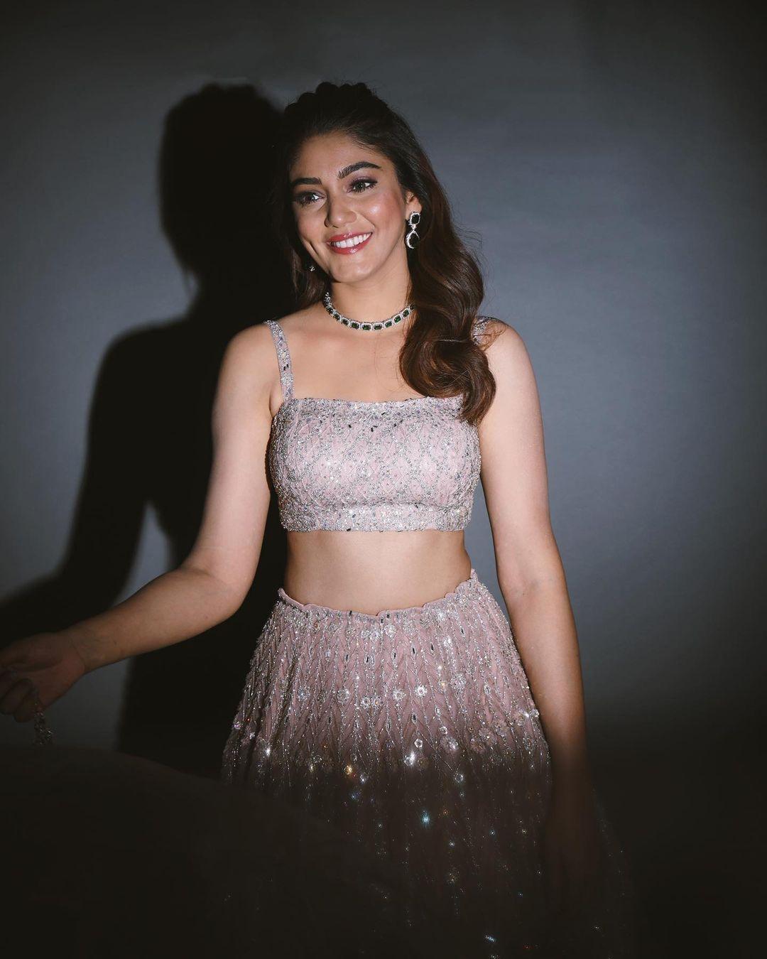 Would we be wrong to call her a diva already? Certainly not! Sana Makbul stunned in a shimmery lehenga, and we can't take our eyes off her