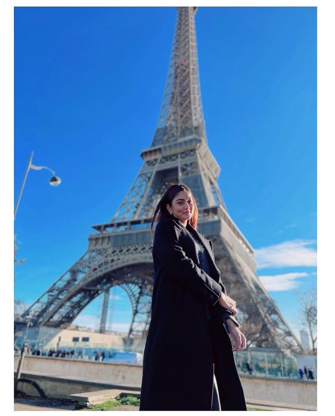 In this picture, Sana is seen posing in front of the Eiffel Tower, making us wish for a dreamy proposal