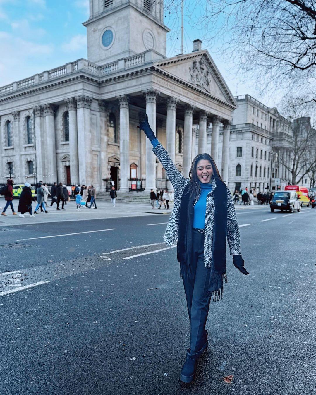 The actress visited the National Gallery wearing a sporty yet cute outfit. She paired a turtle-neck blue sweater with an overcoat and a scarf