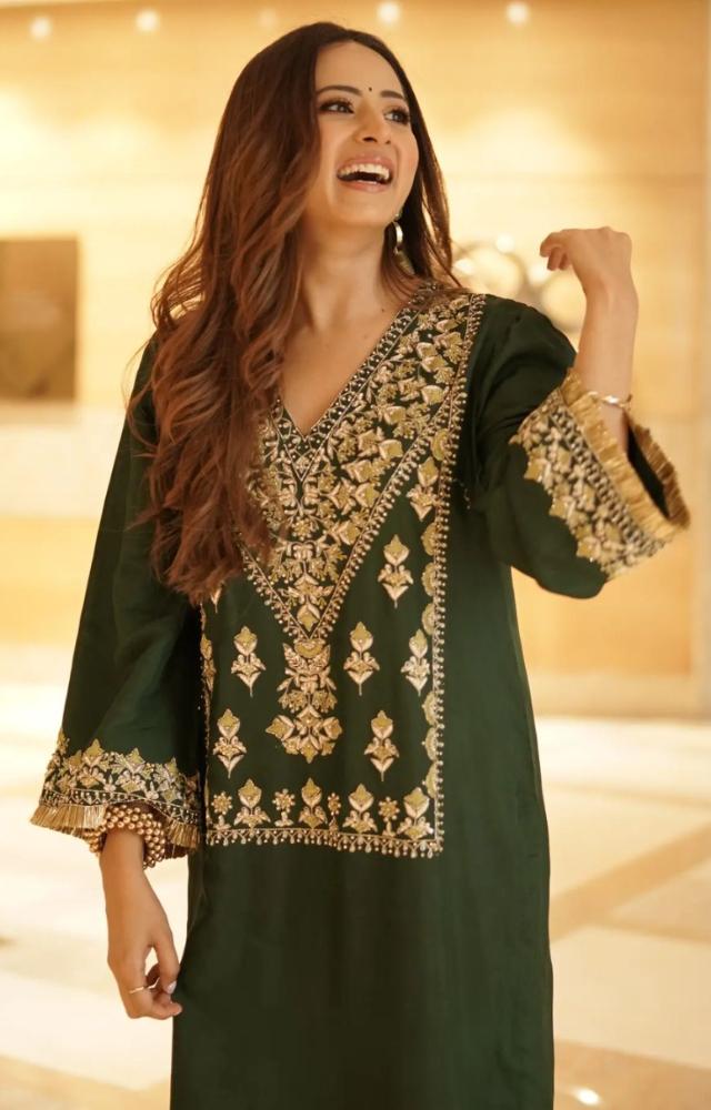 In a Henna-colored kameez with golden embroidery, Sargun looks stunning