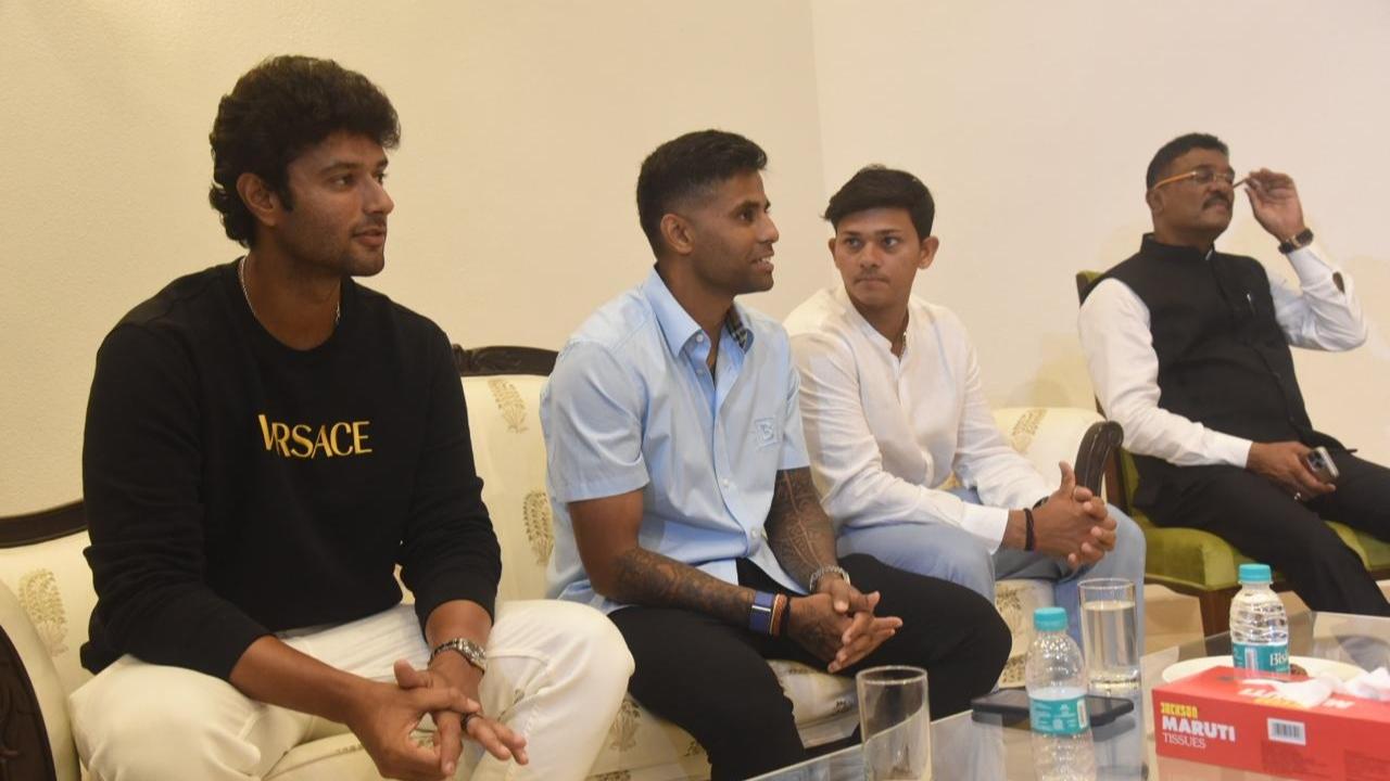 Hundreds of fans were seen holding the national flag and cheering for their favourite players at the Indira Gandhi International Airport