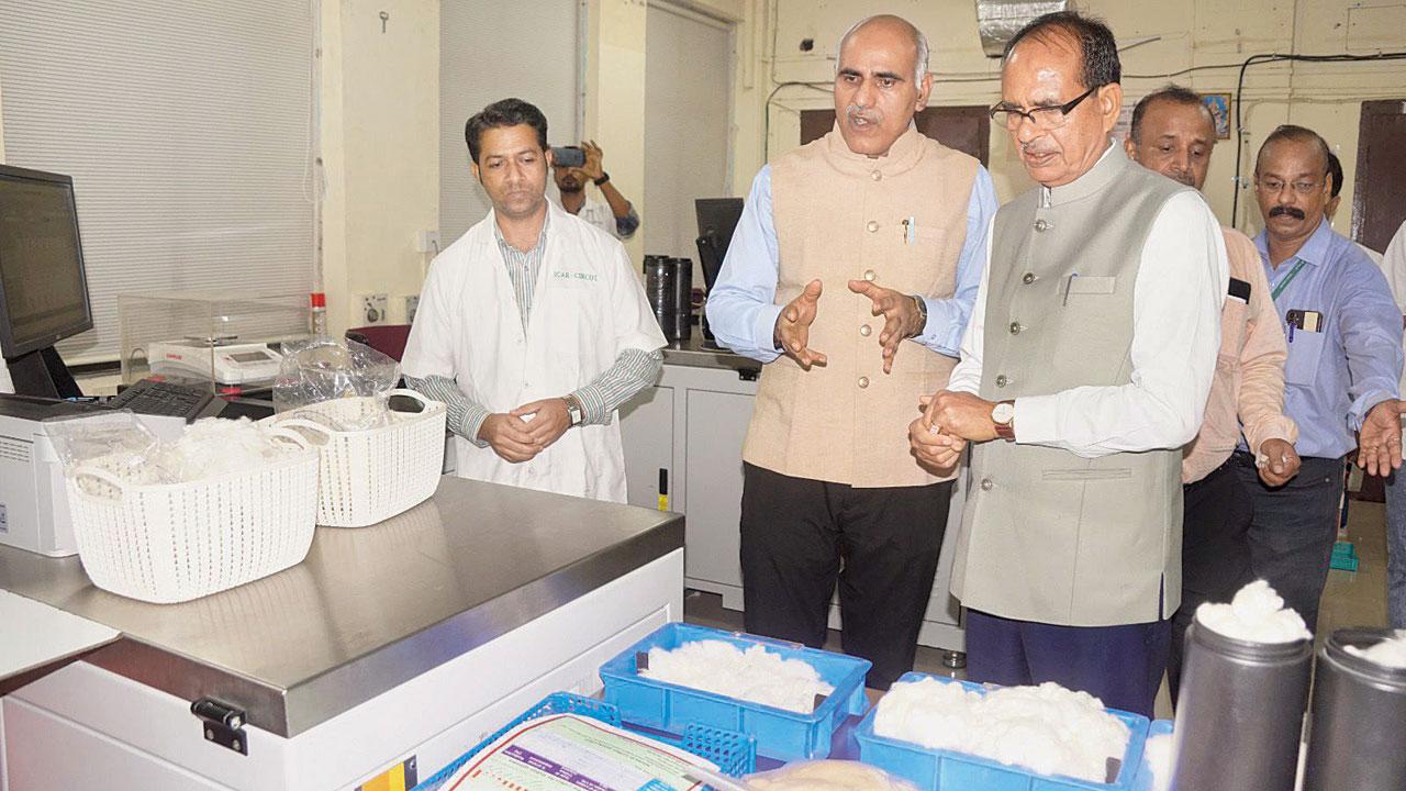 Director SK Shukla (centre) with Union Minister Shivraj Singh Chouhan