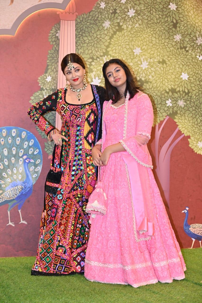 Aishwarya Rai Bachchan and Aaradhya arrived for the ceremony today looking happy as ever! Once again, the actress arrived without the Bachchan family